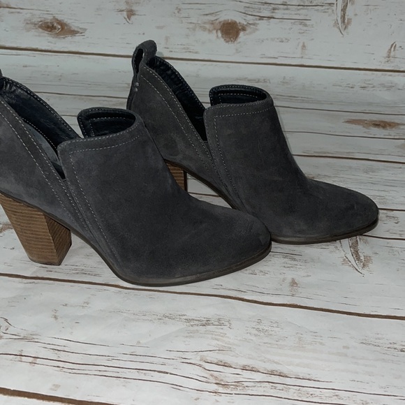 Vince Camuto Francia Suede Booties Women’s Size 9 Stacked Heel Pull On Gray - Picture 4 of 10